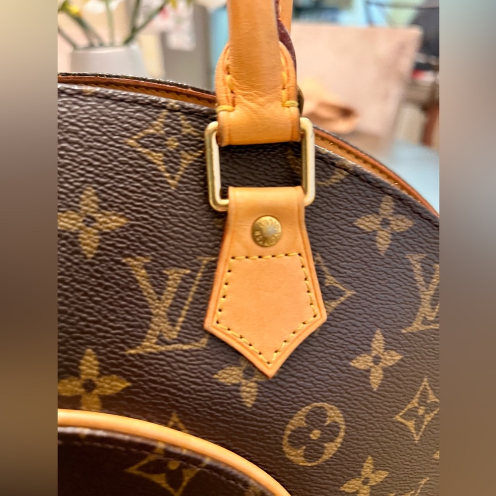 Authentic Louis Vuitton Monogram Ellipse MM π₯° Awesome condition. - Picture 3 of 13